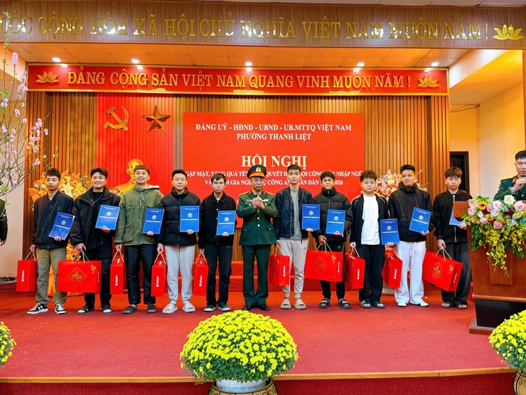 Phường Thanh Liệt gặp mặt, tặng quà 33 thanh niên lên đường nhập ngũ năm 2026- Ảnh 4.