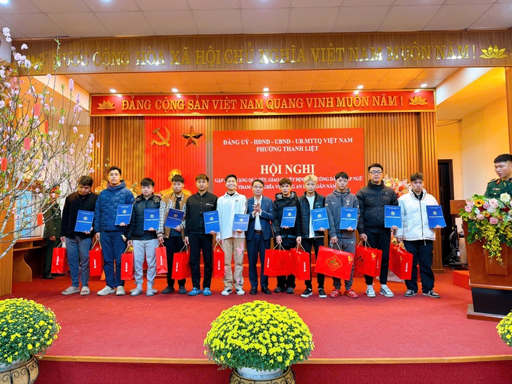 Phường Thanh Liệt gặp mặt, tặng quà 33 thanh niên lên đường nhập ngũ năm 2026- Ảnh 3.
