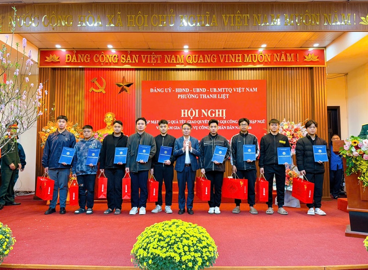 Phường Thanh Liệt gặp mặt, tặng quà 33 thanh niên lên đường nhập ngũ năm 2026- Ảnh 2.