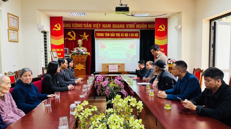Phường Xuân Phương chủ trì phối hợp cùng Câu lạc bộ Giám đốc Cụm công nghiệp Từ Liêm tặng quà Tết tại Trung tâm Bảo trợ xã hội số 3- Ảnh 1.