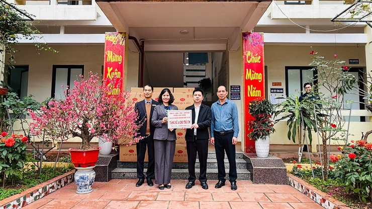 Phường Xuân Phương chủ trì phối hợp cùng Câu lạc bộ Giám đốc Cụm công nghiệp Từ Liêm tặng quà Tết tại Trung tâm Bảo trợ xã hội số 3- Ảnh 6.