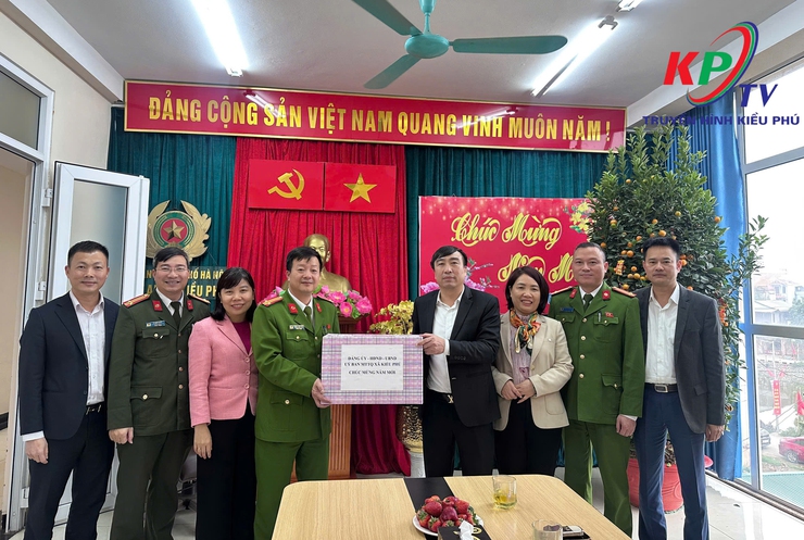 Xã Kiều Phú thăm và tặng quà các đơn vị trực Tết- Ảnh 1.
