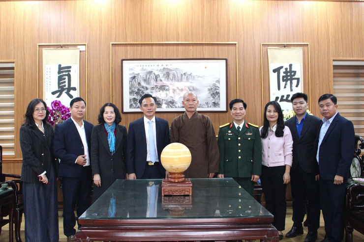 Đồng chí Phí Minh Hải – Bí thư Đảng ủy phường Chương Mỹ thăm, tặng quà các đơn vị và điểm di tích nhân dịp Tết Nguyên đán Bình Ngọ 2026- Ảnh 1.