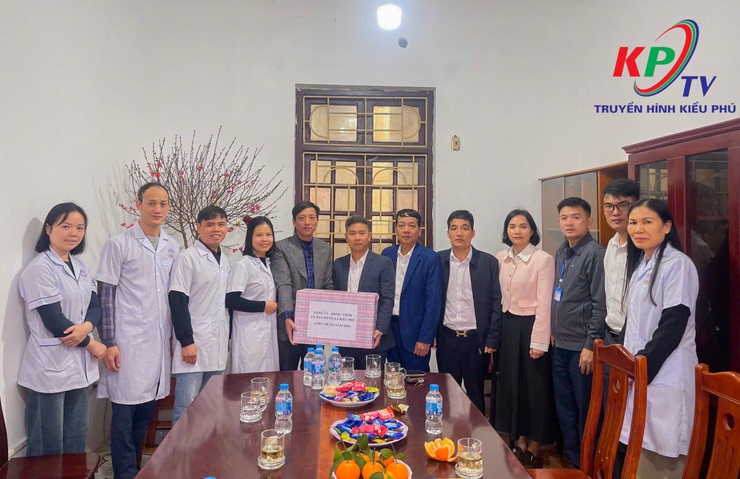 Xã Kiều Phú thăm và tặng quà các đơn vị trực Tết- Ảnh 4.