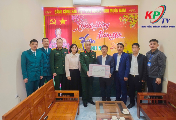 Xã Kiều Phú thăm và tặng quà các đơn vị trực Tết- Ảnh 3.