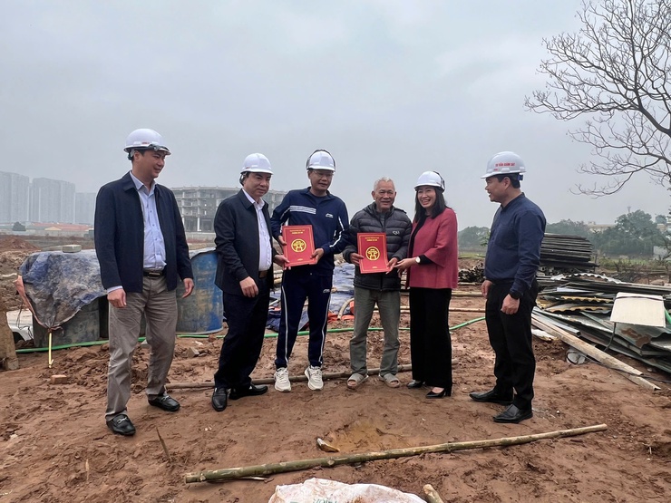 LÃNH ĐẠO PHƯỜNG TÂY MỖ KIỂM TRA TIẾN ĐỘ VÀ ĐỘNG VIÊN ĐƠN VỊ THI CÔNG DỰ ÁN ĐƯỜNG 70- Ảnh 5.