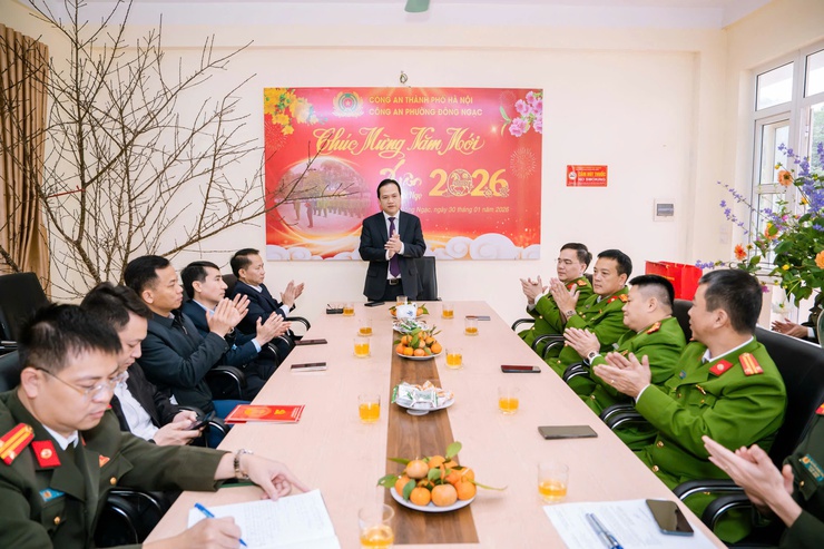 ĐOÀN LÃNH ĐẠO ĐẢNG ỦY - HĐND - UBND - ỦY BAN MTTQ VIỆT NAM PHƯỜNG THĂM VÀ TẶNG QUÀ CÁC TỔ DÂN PHỐ TRÊN ĐỊA BÀN PHƯỜNG VÀ CÁC CÔNG AN PHƯỜNG, QUÂN SỰ PHƯỜNG VÀ TRẠM YẾ PHƯỜNG NHÂN DỊP TẾT NGUYÊN ĐÁN BÍNH NGỌ 2026.- Ảnh 6.