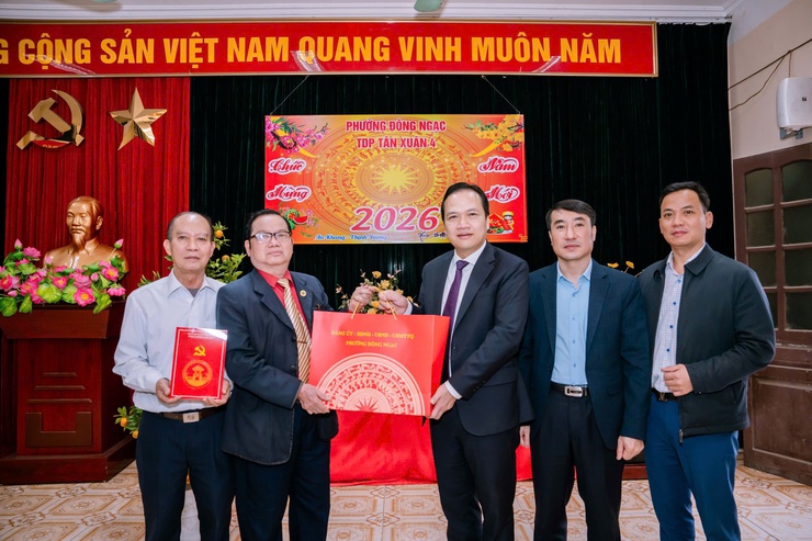 ĐOÀN LÃNH ĐẠO ĐẢNG ỦY - HĐND - UBND - ỦY BAN MTTQ VIỆT NAM PHƯỜNG THĂM VÀ TẶNG QUÀ CÁC TỔ DÂN PHỐ TRÊN ĐỊA BÀN PHƯỜNG VÀ CÁC CÔNG AN PHƯỜNG, QUÂN SỰ PHƯỜNG VÀ TRẠM YẾ PHƯỜNG NHÂN DỊP TẾT NGUYÊN ĐÁN BÍNH NGỌ 2026.- Ảnh 5.