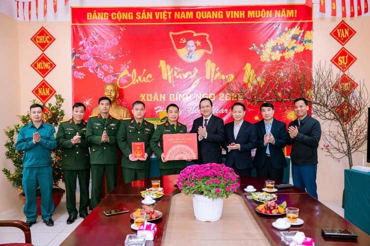 ĐOÀN LÃNH ĐẠO ĐẢNG ỦY - HĐND - UBND - ỦY BAN MTTQ VIỆT NAM PHƯỜNG THĂM VÀ TẶNG QUÀ CÁC TỔ DÂN PHỐ TRÊN ĐỊA BÀN PHƯỜNG VÀ CÁC CÔNG AN PHƯỜNG, QUÂN SỰ PHƯỜNG VÀ TRẠM YẾ PHƯỜNG NHÂN DỊP TẾT NGUYÊN ĐÁN BÍNH NGỌ 2026.- Ảnh 8.