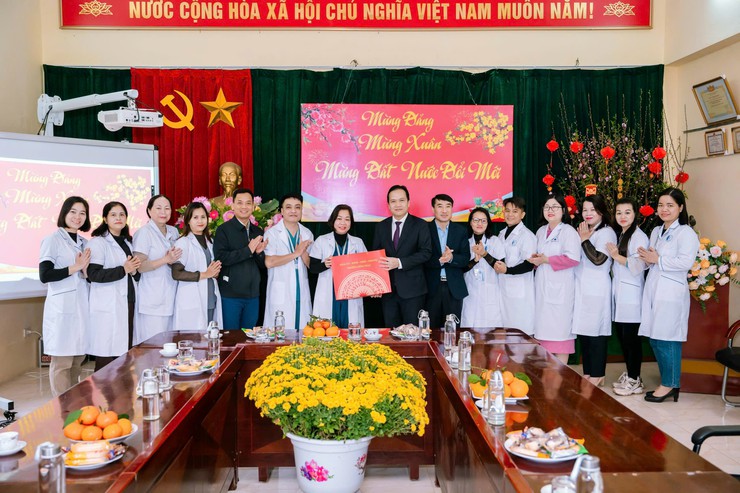 ĐOÀN LÃNH ĐẠO ĐẢNG ỦY - HĐND - UBND - ỦY BAN MTTQ VIỆT NAM PHƯỜNG THĂM VÀ TẶNG QUÀ CÁC TỔ DÂN PHỐ TRÊN ĐỊA BÀN PHƯỜNG VÀ CÁC CÔNG AN PHƯỜNG, QUÂN SỰ PHƯỜNG VÀ TRẠM YẾ PHƯỜNG NHÂN DỊP TẾT NGUYÊN ĐÁN BÍNH NGỌ 2026.- Ảnh 10.