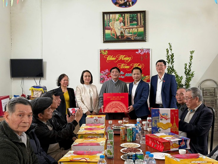 ĐOÀN LÃNH ĐẠO ĐẢNG ỦY - HĐND - UBND - ỦY BAN MTTQ VIỆT NAM PHƯỜNG THĂM VÀ TẶNG QUÀ CÁC TỔ DÂN PHỐ TRÊN ĐỊA BÀN PHƯỜNG VÀ CÁC CÔNG AN PHƯỜNG, QUÂN SỰ PHƯỜNG VÀ TRẠM YẾ PHƯỜNG NHÂN DỊP TẾT NGUYÊN ĐÁN BÍNH NGỌ 2026.- Ảnh 11.