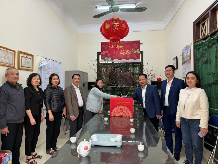 ĐOÀN LÃNH ĐẠO ĐẢNG ỦY - HĐND - UBND - ỦY BAN MTTQ VIỆT NAM PHƯỜNG THĂM VÀ TẶNG QUÀ CÁC TỔ DÂN PHỐ TRÊN ĐỊA BÀN PHƯỜNG VÀ CÁC CÔNG AN PHƯỜNG, QUÂN SỰ PHƯỜNG VÀ TRẠM YẾ PHƯỜNG NHÂN DỊP TẾT NGUYÊN ĐÁN BÍNH NGỌ 2026.- Ảnh 12.