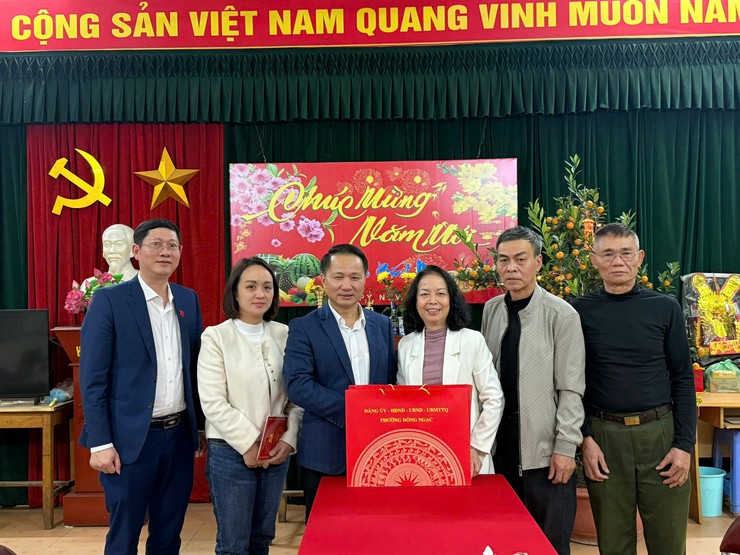 ĐOÀN LÃNH ĐẠO ĐẢNG ỦY - HĐND - UBND - ỦY BAN MTTQ VIỆT NAM PHƯỜNG THĂM VÀ TẶNG QUÀ CÁC TỔ DÂN PHỐ TRÊN ĐỊA BÀN PHƯỜNG VÀ CÁC CÔNG AN PHƯỜNG, QUÂN SỰ PHƯỜNG VÀ TRẠM YẾ PHƯỜNG NHÂN DỊP TẾT NGUYÊN ĐÁN BÍNH NGỌ 2026.- Ảnh 13.