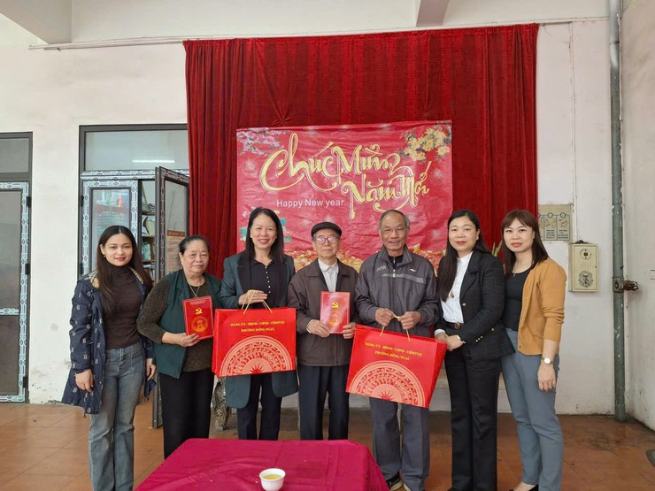 ĐOÀN LÃNH ĐẠO ĐẢNG ỦY - HĐND - UBND - ỦY BAN MTTQ VIỆT NAM PHƯỜNG THĂM VÀ TẶNG QUÀ CÁC TỔ DÂN PHỐ TRÊN ĐỊA BÀN PHƯỜNG VÀ CÁC CÔNG AN PHƯỜNG, QUÂN SỰ PHƯỜNG VÀ TRẠM YẾ PHƯỜNG NHÂN DỊP TẾT NGUYÊN ĐÁN BÍNH NGỌ 2026.- Ảnh 15.