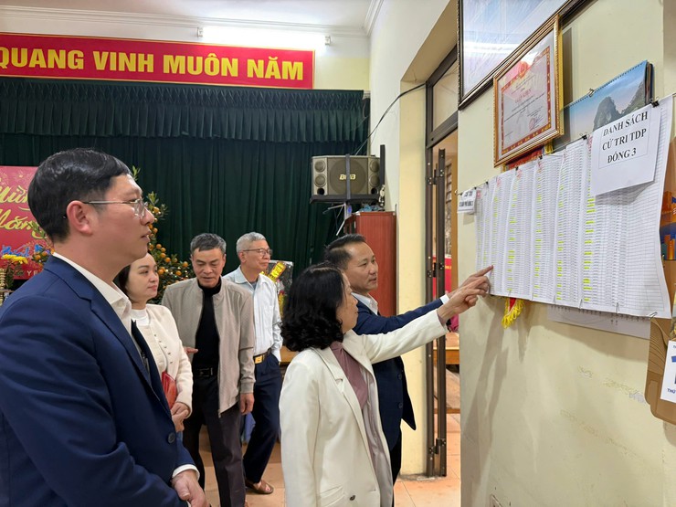 ĐOÀN LÃNH ĐẠO ĐẢNG ỦY - HĐND - UBND - ỦY BAN MTTQ VIỆT NAM PHƯỜNG THĂM VÀ TẶNG QUÀ CÁC TỔ DÂN PHỐ TRÊN ĐỊA BÀN PHƯỜNG VÀ CÁC CÔNG AN PHƯỜNG, QUÂN SỰ PHƯỜNG VÀ TRẠM YẾ PHƯỜNG NHÂN DỊP TẾT NGUYÊN ĐÁN BÍNH NGỌ 2026.- Ảnh 14.