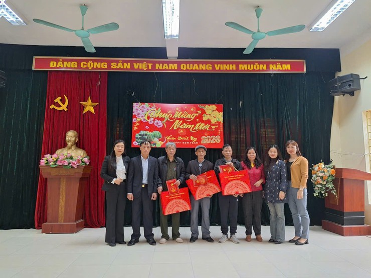 ĐOÀN LÃNH ĐẠO ĐẢNG ỦY - HĐND - UBND - ỦY BAN MTTQ VIỆT NAM PHƯỜNG THĂM VÀ TẶNG QUÀ CÁC TỔ DÂN PHỐ TRÊN ĐỊA BÀN PHƯỜNG VÀ CÁC CÔNG AN PHƯỜNG, QUÂN SỰ PHƯỜNG VÀ TRẠM YẾ PHƯỜNG NHÂN DỊP TẾT NGUYÊN ĐÁN BÍNH NGỌ 2026.- Ảnh 16.