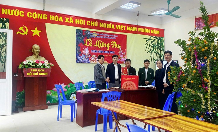 ĐOÀN LÃNH ĐẠO ĐẢNG ỦY - HĐND - UBND - ỦY BAN MTTQ VIỆT NAM PHƯỜNG THĂM VÀ TẶNG QUÀ CÁC TỔ DÂN PHỐ TRÊN ĐỊA BÀN PHƯỜNG VÀ CÁC CÔNG AN PHƯỜNG, QUÂN SỰ PHƯỜNG VÀ TRẠM YẾ PHƯỜNG NHÂN DỊP TẾT NGUYÊN ĐÁN BÍNH NGỌ 2026.- Ảnh 17.