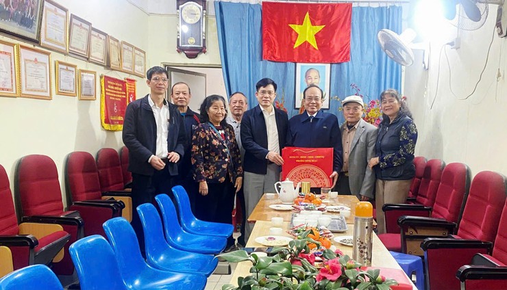 ĐOÀN LÃNH ĐẠO ĐẢNG ỦY - HĐND - UBND - ỦY BAN MTTQ VIỆT NAM PHƯỜNG THĂM VÀ TẶNG QUÀ CÁC TỔ DÂN PHỐ TRÊN ĐỊA BÀN PHƯỜNG VÀ CÁC CÔNG AN PHƯỜNG, QUÂN SỰ PHƯỜNG VÀ TRẠM YẾ PHƯỜNG NHÂN DỊP TẾT NGUYÊN ĐÁN BÍNH NGỌ 2026.- Ảnh 19.