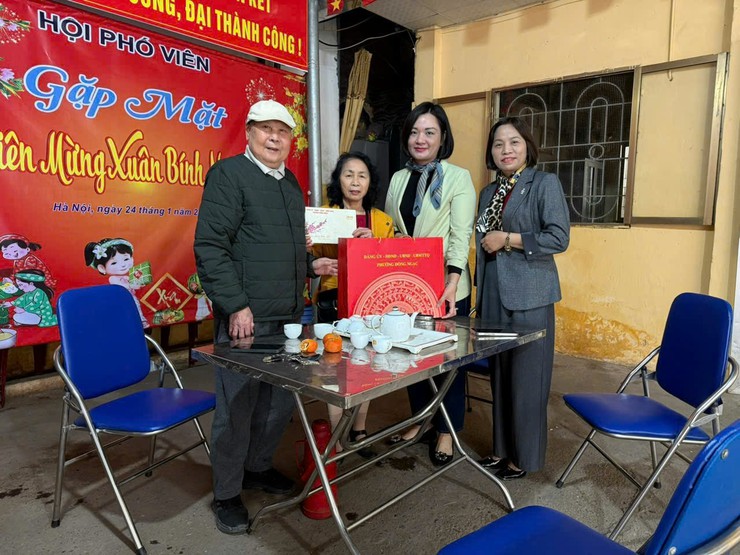 ĐOÀN LÃNH ĐẠO ĐẢNG ỦY - HĐND - UBND - ỦY BAN MTTQ VIỆT NAM PHƯỜNG THĂM VÀ TẶNG QUÀ CÁC TỔ DÂN PHỐ TRÊN ĐỊA BÀN PHƯỜNG VÀ CÁC CÔNG AN PHƯỜNG, QUÂN SỰ PHƯỜNG VÀ TRẠM YẾ PHƯỜNG NHÂN DỊP TẾT NGUYÊN ĐÁN BÍNH NGỌ 2026.- Ảnh 22.