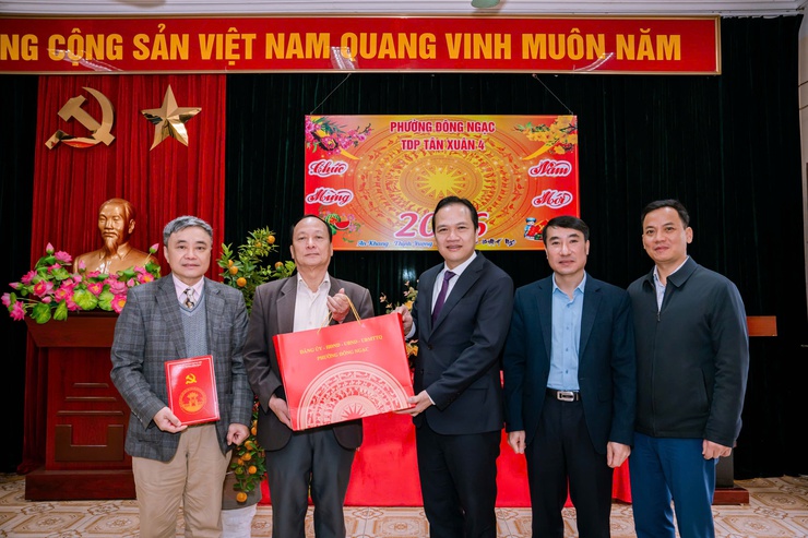 ĐOÀN LÃNH ĐẠO ĐẢNG ỦY - HĐND - UBND - ỦY BAN MTTQ VIỆT NAM PHƯỜNG THĂM VÀ TẶNG QUÀ CÁC TỔ DÂN PHỐ TRÊN ĐỊA BÀN PHƯỜNG VÀ CÁC CÔNG AN PHƯỜNG, QUÂN SỰ PHƯỜNG VÀ TRẠM YẾ PHƯỜNG NHÂN DỊP TẾT NGUYÊN ĐÁN BÍNH NGỌ 2026.- Ảnh 4.