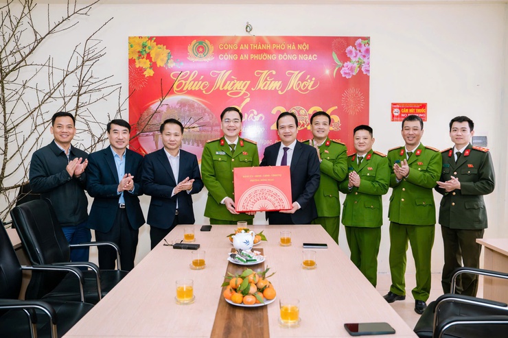 ĐOÀN LÃNH ĐẠO ĐẢNG ỦY - HĐND - UBND - ỦY BAN MTTQ VIỆT NAM PHƯỜNG THĂM VÀ TẶNG QUÀ CÁC TỔ DÂN PHỐ TRÊN ĐỊA BÀN PHƯỜNG VÀ CÁC CÔNG AN PHƯỜNG, QUÂN SỰ PHƯỜNG VÀ TRẠM YẾ PHƯỜNG NHÂN DỊP TẾT NGUYÊN ĐÁN BÍNH NGỌ 2026.- Ảnh 7.