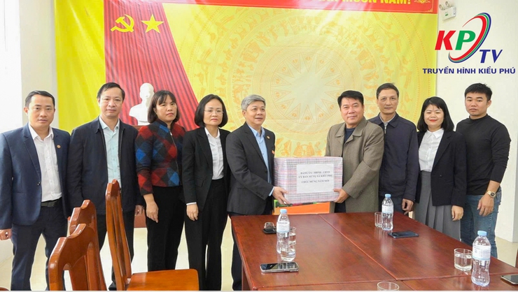 Xã Kiều Phú thăm và tặng quà các đơn vị trực Tết- Ảnh 2.