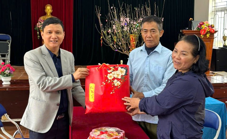 Lãnh đạo xã Bát Tràng thăm, tặng quà các thôn trên địa bàn xã- Ảnh 8.