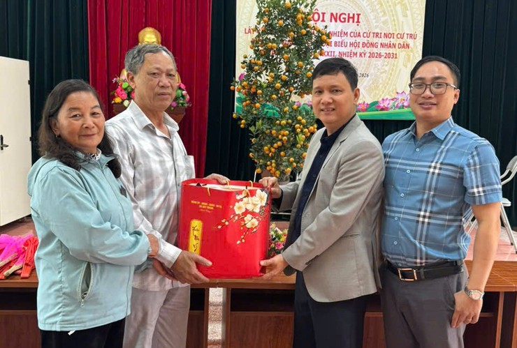 Lãnh đạo xã Bát Tràng thăm, tặng quà các thôn trên địa bàn xã- Ảnh 10.