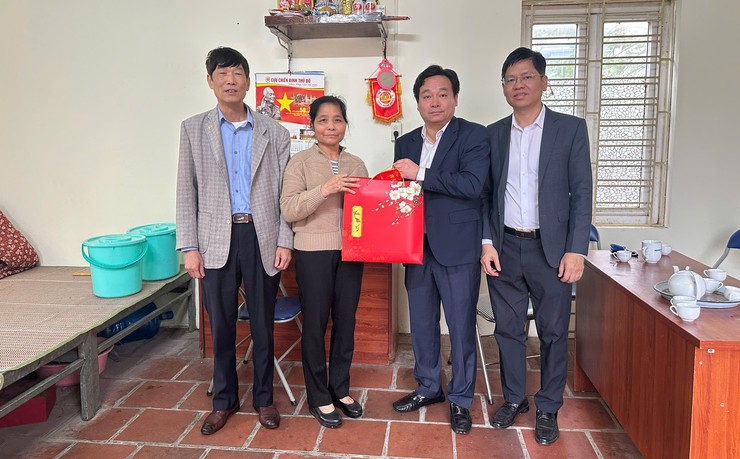 Lãnh đạo xã Bát Tràng thăm, tặng quà các thôn trên địa bàn xã- Ảnh 1.