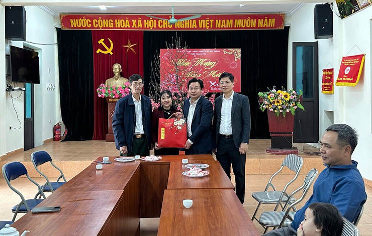 Lãnh đạo xã Bát Tràng thăm, tặng quà các thôn trên địa bàn xã- Ảnh 5.