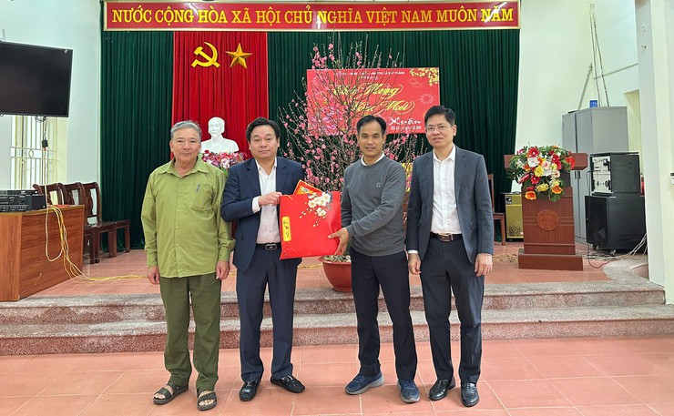 Lãnh đạo xã Bát Tràng thăm, tặng quà các thôn trên địa bàn xã- Ảnh 6.