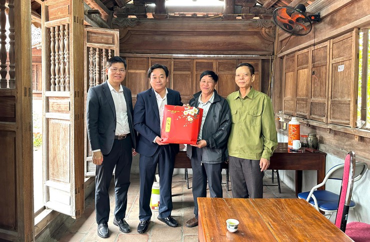 Lãnh đạo xã Bát Tràng thăm, tặng quà các thôn trên địa bàn xã- Ảnh 7.