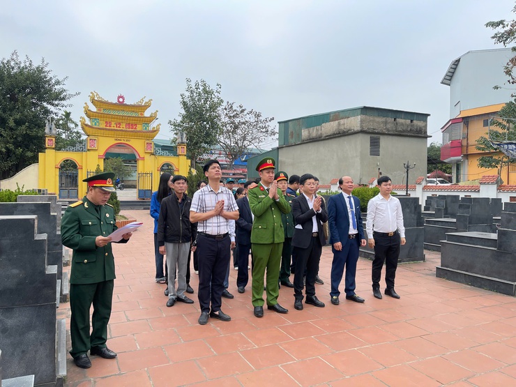 Lãnh đạo xã Tam Hưng dâng hương tưởng niệm đầu Xuân Bính Ngọ 2026, tri ân Chủ tịch Hồ Chí Minh và các Anh hùng liệt sĩ- Ảnh 9.