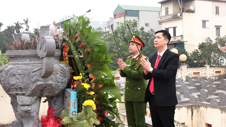 DÂN HÒA DÂNG HƯƠNG TƯỞNG NIỆM CÁC ANH HÙNG LIỆT SĨ NHÂN DỊP TẾT NGUYÊN ĐÁN BÍNH NGỌ 2026- Ảnh 6.