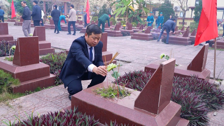 DÂN HÒA DÂNG HƯƠNG TƯỞNG NIỆM CÁC ANH HÙNG LIỆT SĨ NHÂN DỊP TẾT NGUYÊN ĐÁN BÍNH NGỌ 2026- Ảnh 8.