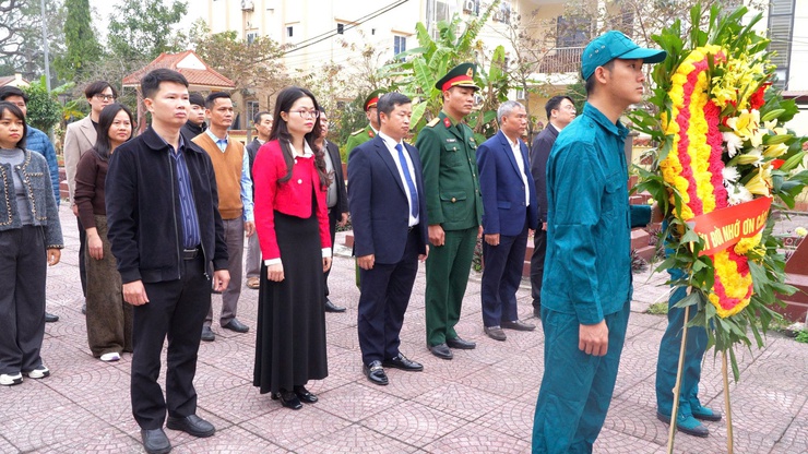 DÂN HÒA DÂNG HƯƠNG TƯỞNG NIỆM CÁC ANH HÙNG LIỆT SĨ NHÂN DỊP TẾT NGUYÊN ĐÁN BÍNH NGỌ 2026- Ảnh 1.