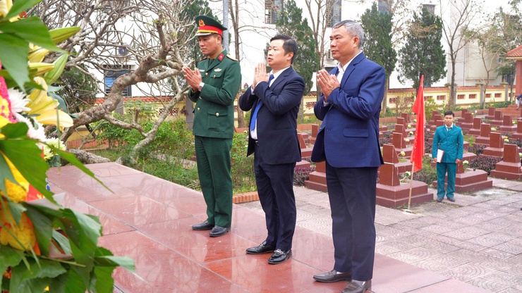 DÂN HÒA DÂNG HƯƠNG TƯỞNG NIỆM CÁC ANH HÙNG LIỆT SĨ NHÂN DỊP TẾT NGUYÊN ĐÁN BÍNH NGỌ 2026- Ảnh 5.