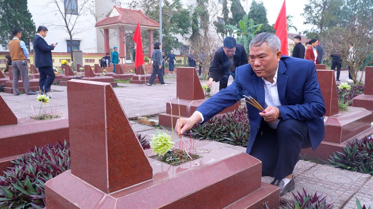 DÂN HÒA DÂNG HƯƠNG TƯỞNG NIỆM CÁC ANH HÙNG LIỆT SĨ NHÂN DỊP TẾT NGUYÊN ĐÁN BÍNH NGỌ 2026- Ảnh 10.