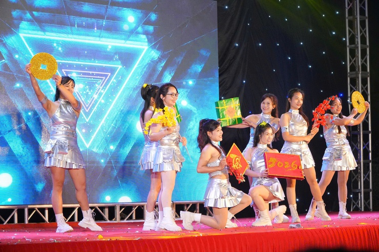 CHUNG KHẢO “VŨ ĐIỆU XUÂN” XÃ DÂN HÒA MỞ RỘNG NĂM 2026 – SÔI ĐỘNG, RỰC RỠ VÀ ĐẦY Ý NGHĨA- Ảnh 6.