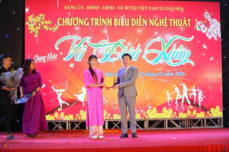 CHUNG KHẢO “VŨ ĐIỆU XUÂN” XÃ DÂN HÒA MỞ RỘNG NĂM 2026 – SÔI ĐỘNG, RỰC RỠ VÀ ĐẦY Ý NGHĨA- Ảnh 10.