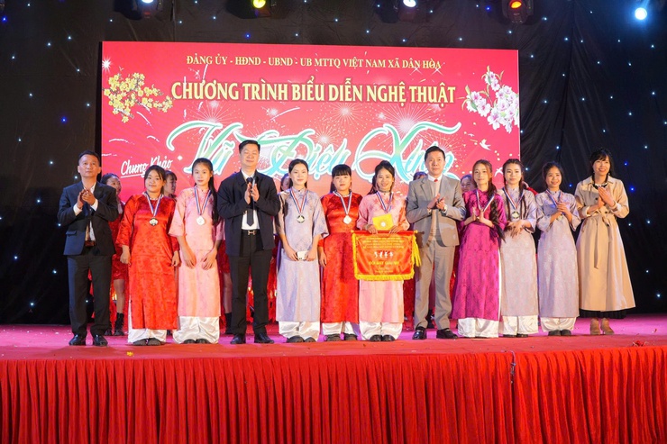 CHUNG KHẢO “VŨ ĐIỆU XUÂN” XÃ DÂN HÒA MỞ RỘNG NĂM 2026 – SÔI ĐỘNG, RỰC RỠ VÀ ĐẦY Ý NGHĨA- Ảnh 12.