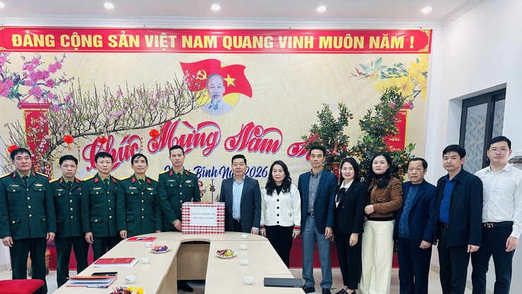 ĐỒNG CHÍ NGUYỄN TRƯỜNG SƠN- BÍ THƯ ĐẢNG ỦY, CHỦ TỊCH HĐND XÃ QUỐC OAI THĂM, CHÚC TẾT CƠ QUAN QUÂN SỰ XÃ QUỐC OAI NHÂN DỊP TẾT BÍNH NGỌ 2026- Ảnh 2.