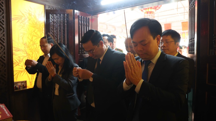 Lãnh đạo xã Tam Hưng dâng hương tưởng niệm đầu Xuân Bính Ngọ 2026, tri ân Chủ tịch Hồ Chí Minh và các Anh hùng liệt sĩ- Ảnh 2.