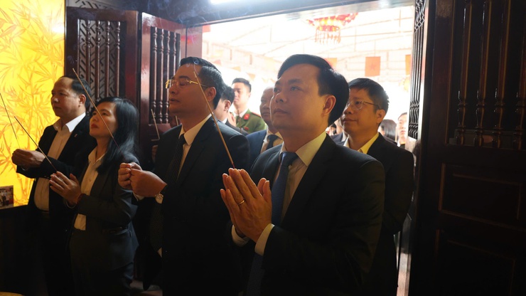 Lãnh đạo xã Tam Hưng dâng hương tưởng niệm đầu Xuân Bính Ngọ 2026, tri ân Chủ tịch Hồ Chí Minh và các Anh hùng liệt sĩ- Ảnh 1.