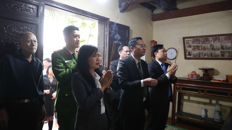 Lãnh đạo xã Tam Hưng dâng hương tưởng niệm đầu Xuân Bính Ngọ 2026, tri ân Chủ tịch Hồ Chí Minh và các Anh hùng liệt sĩ- Ảnh 3.