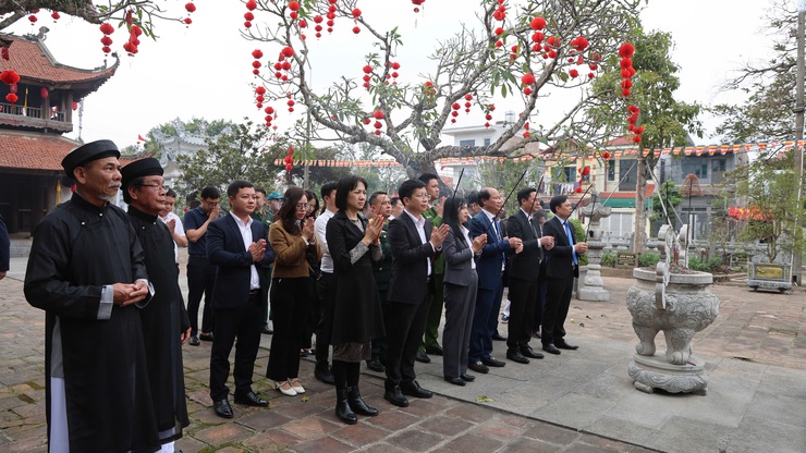 Lãnh đạo xã Tam Hưng dâng hương tưởng niệm đầu Xuân Bính Ngọ 2026, tri ân Chủ tịch Hồ Chí Minh và các Anh hùng liệt sĩ- Ảnh 4.