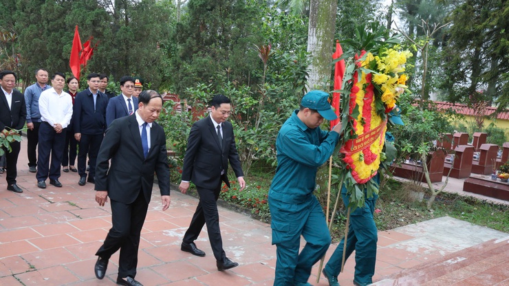 Lãnh đạo xã Tam Hưng dâng hương tưởng niệm đầu Xuân Bính Ngọ 2026, tri ân Chủ tịch Hồ Chí Minh và các Anh hùng liệt sĩ- Ảnh 5.