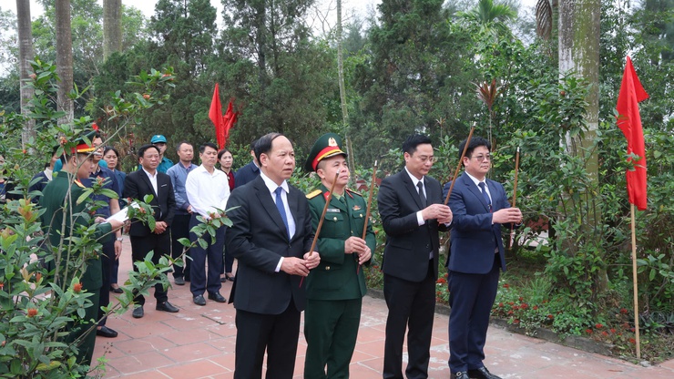 Lãnh đạo xã Tam Hưng dâng hương tưởng niệm đầu Xuân Bính Ngọ 2026, tri ân Chủ tịch Hồ Chí Minh và các Anh hùng liệt sĩ- Ảnh 6.