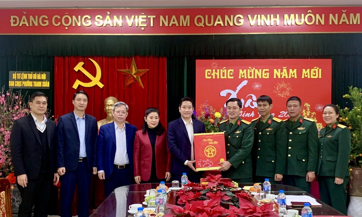 Lãnh đạo phường Thanh Xuân thăm và chúc Tết Ban chỉ huy Quân sự và Công an phường Thanh Xuân - Ảnh 1.