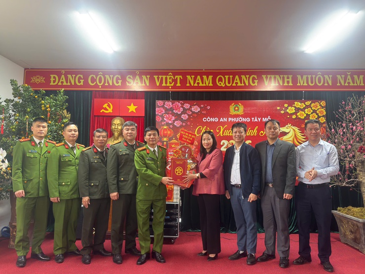 Lãnh đạo phường Tây Mỗ thăm, động viên các đơn vị ứng trực Tết Bính Ngọ 2026- Ảnh 2.